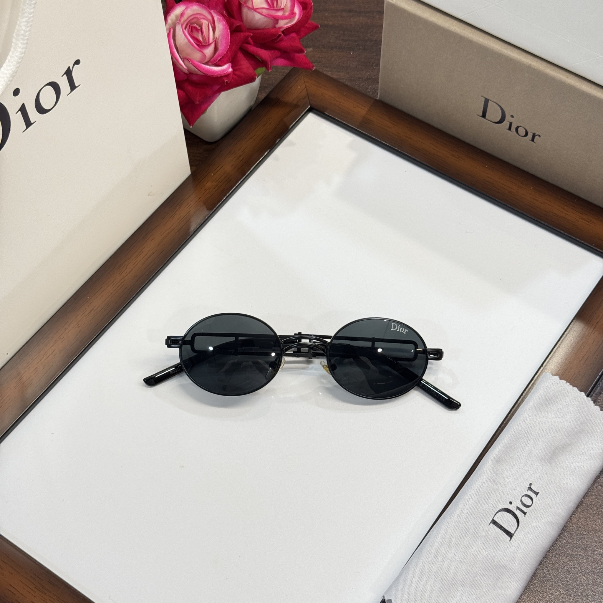 ROUND SUNGLASSES WITH BLACK FRAME UV PROTECTED LENS