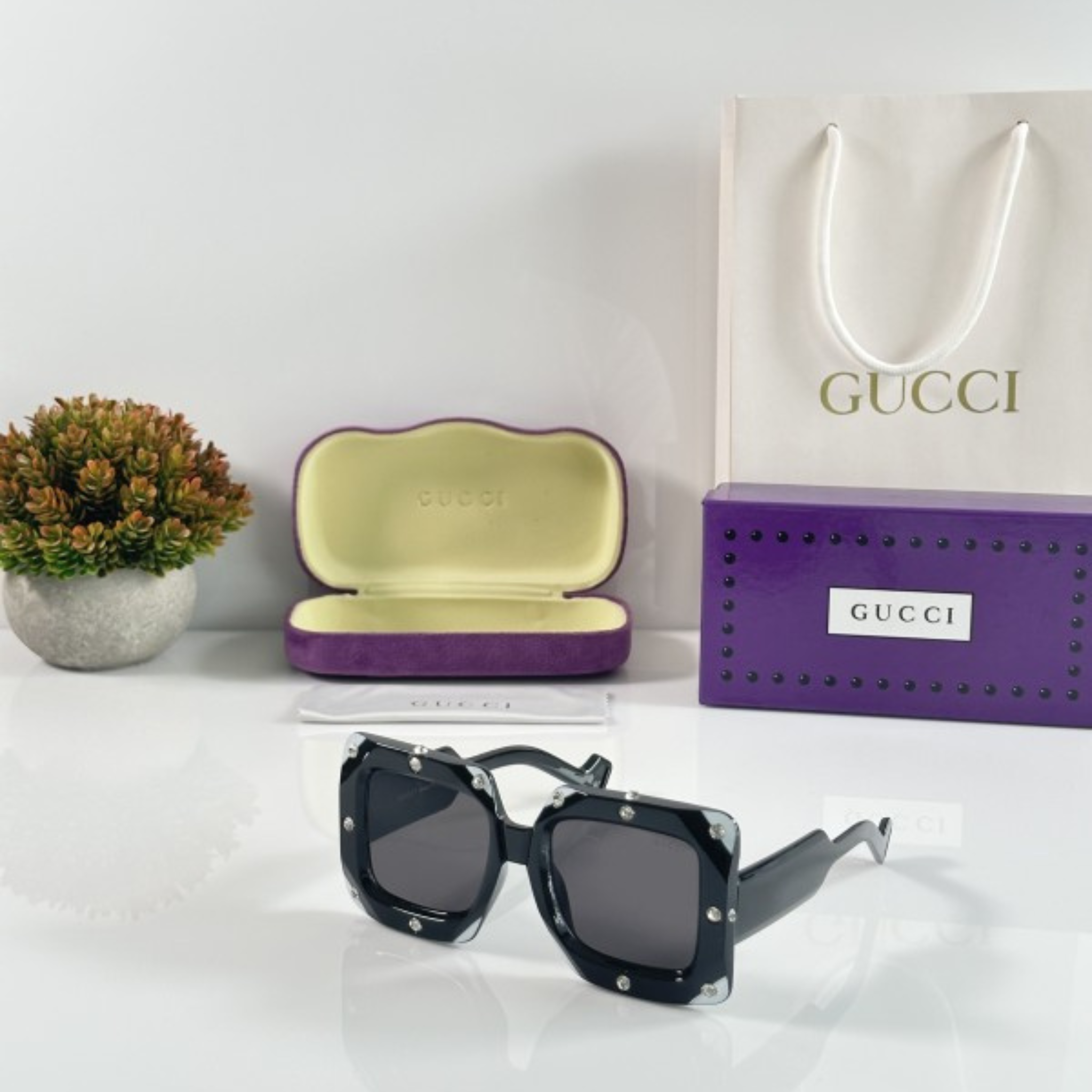 BIG FRAME LUXURY AND STYLISH SUNGLASS FOR WOMEN