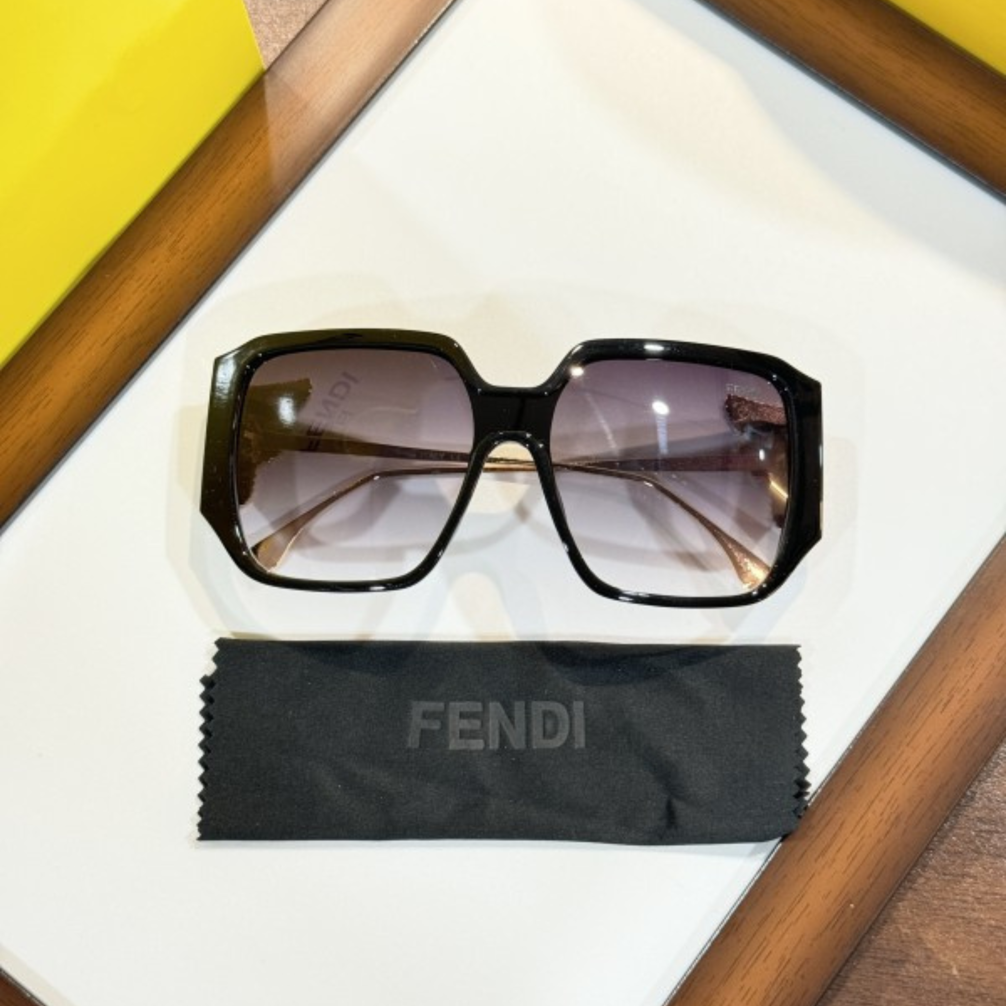 BEYOND STYLE SQUAER SUNGLASSES