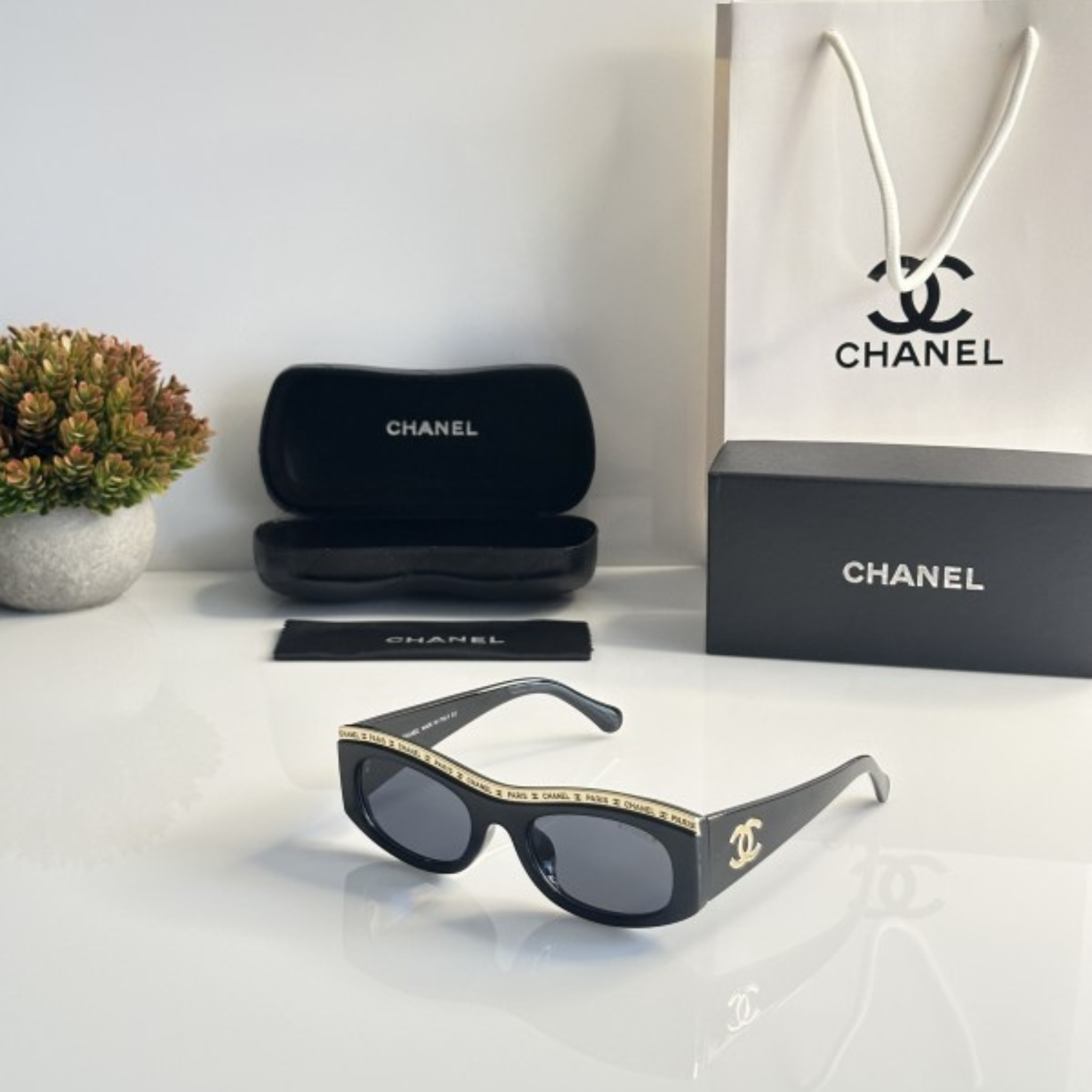 ELEGANT GOLD TRIM LOGO SUNGLASSES