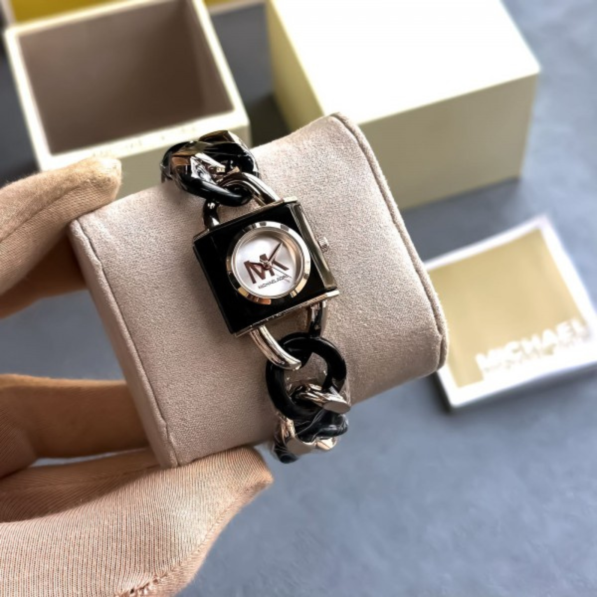 PREMIUM TRANDING LADIES WATCH