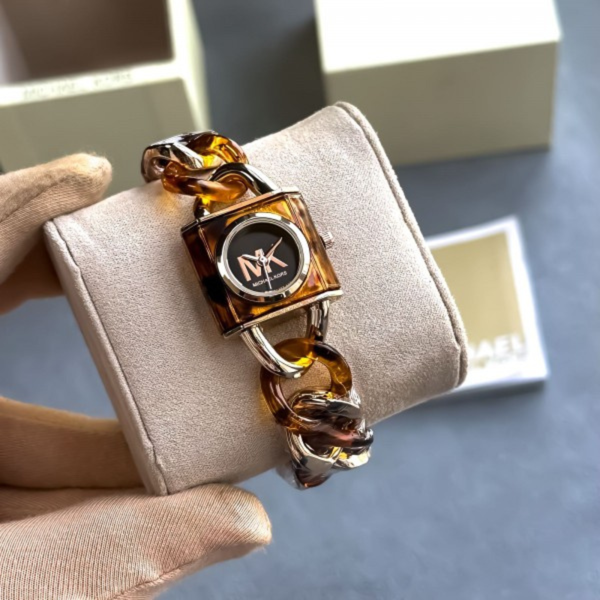 PREMIUM TRANDING LADIES WATCH