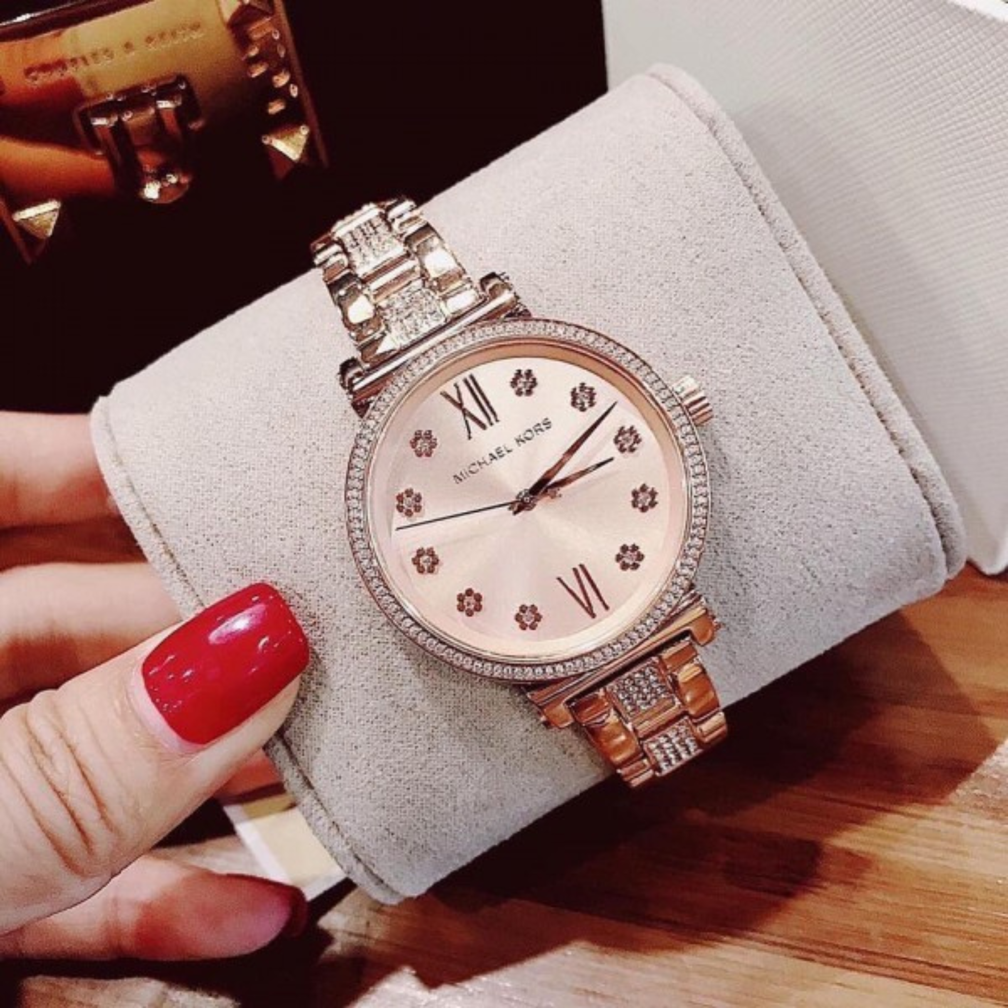 WOMEN ROSE GOLD-TONED ANALOGUE WATCH